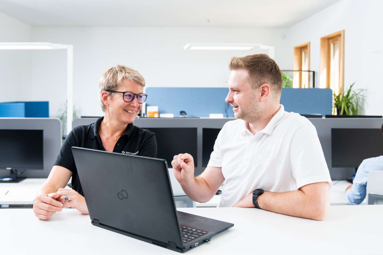 Beratung für Digitalisierung von Mitarbeiter bei SOFT-CONSULT.