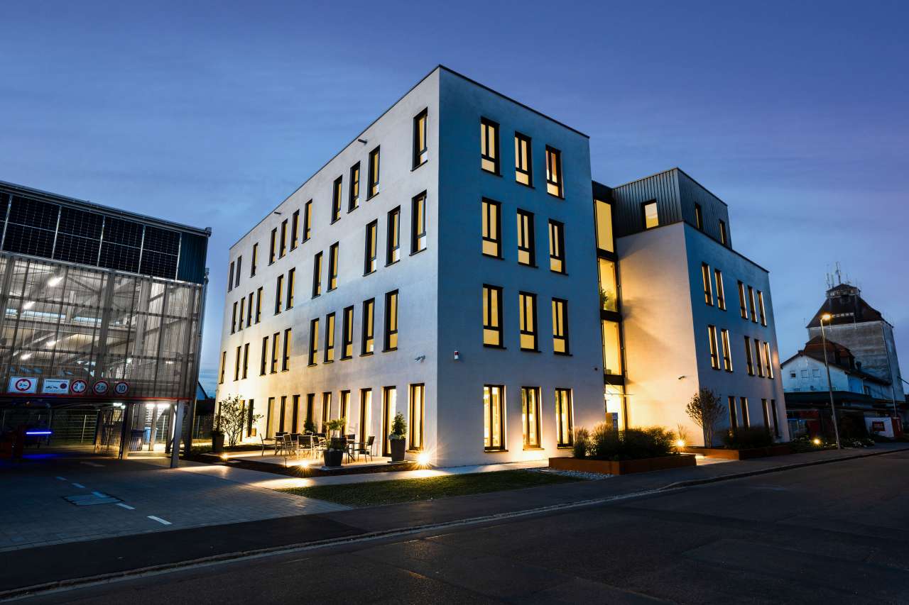 CON5 Bürogebäude SOFT-CONSULT bei Dunkelheit.