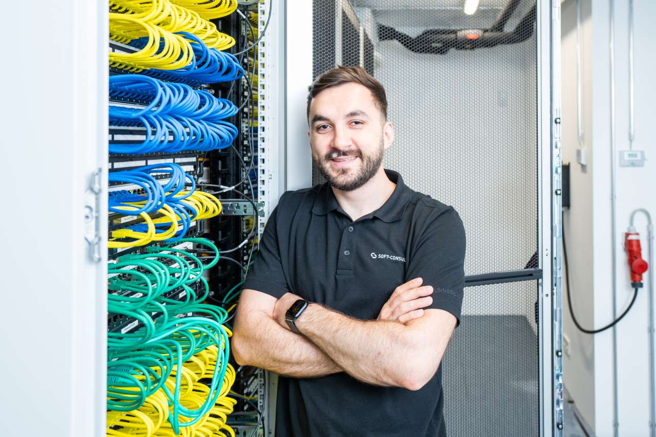 Serverraum und Mitarbeiter.